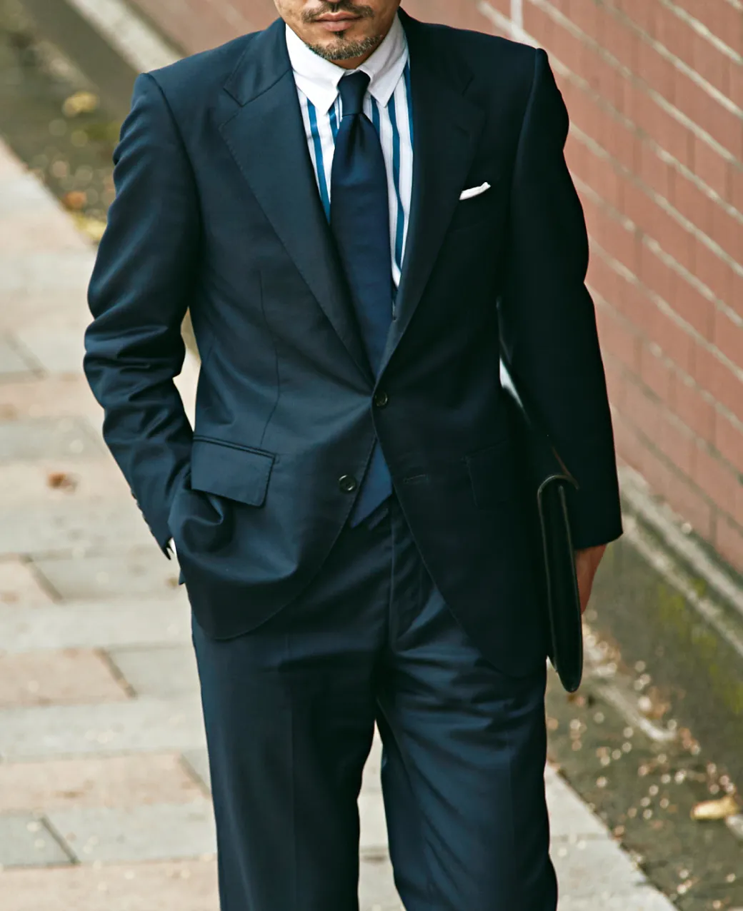 スーツを着た男性